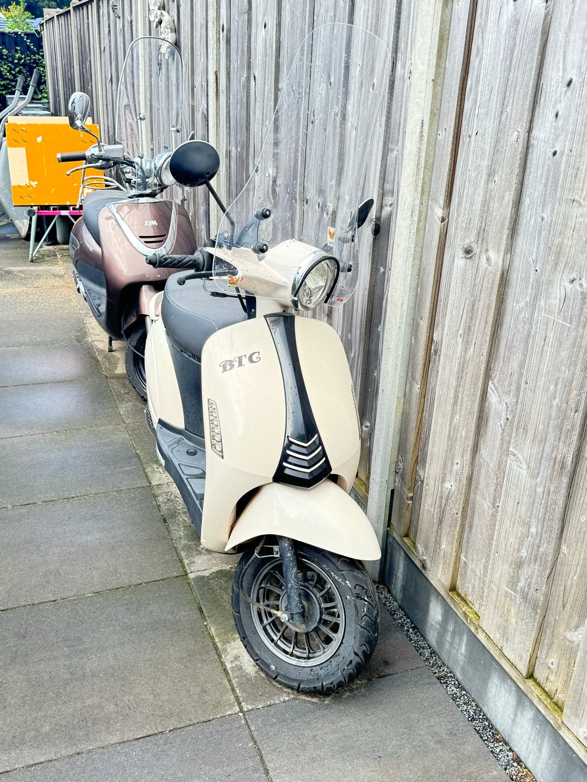 BTC Scooter - Beige/Crème met windscherm, Ophalen, Gebruikt, Maximaal 25 km/u, Benzine