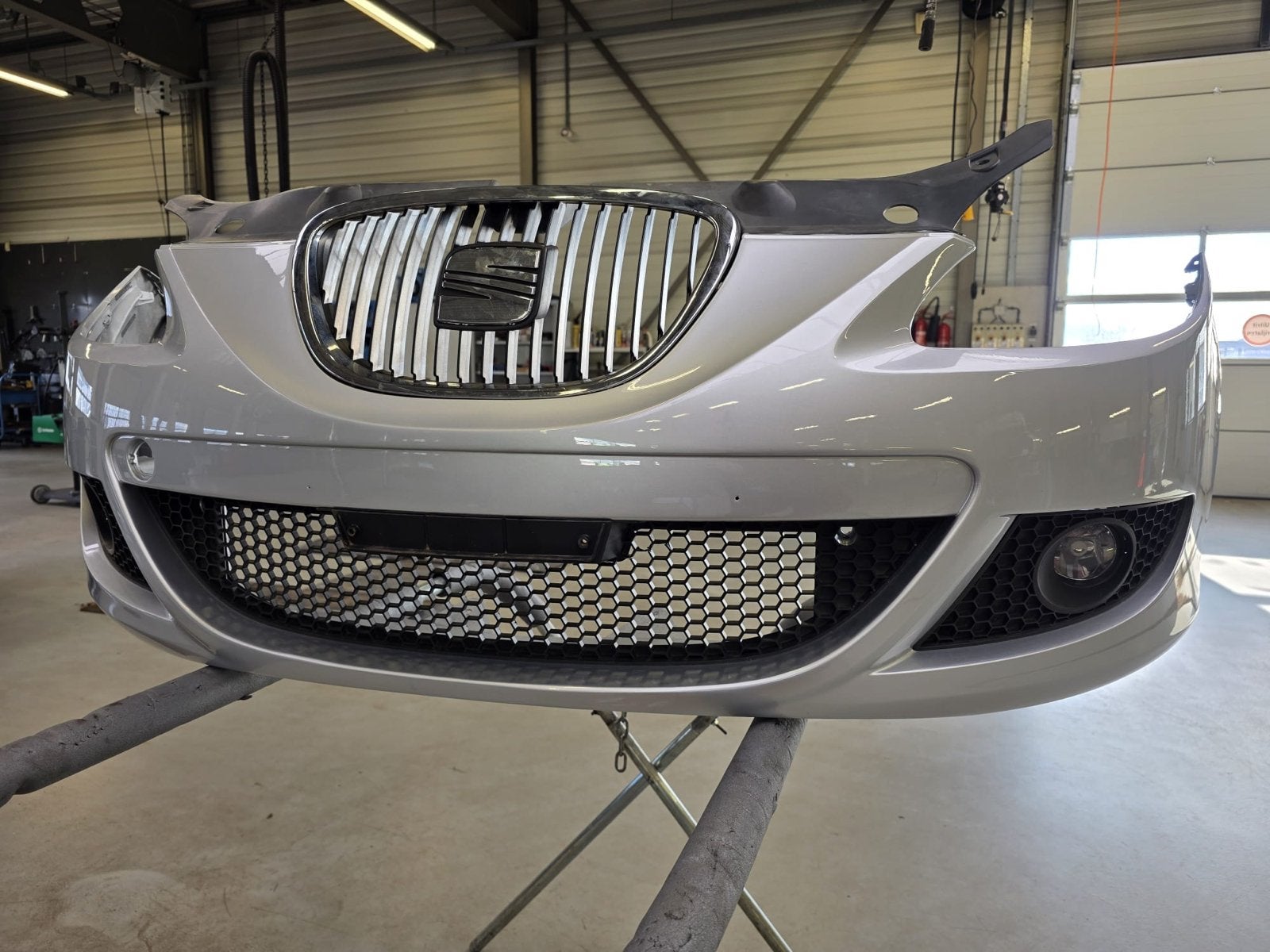 SEAT leon 2010 Bumper Voor - Zilver (Gebruikt), Gebruikt, Voor, Ophalen of Verzenden, Bumper