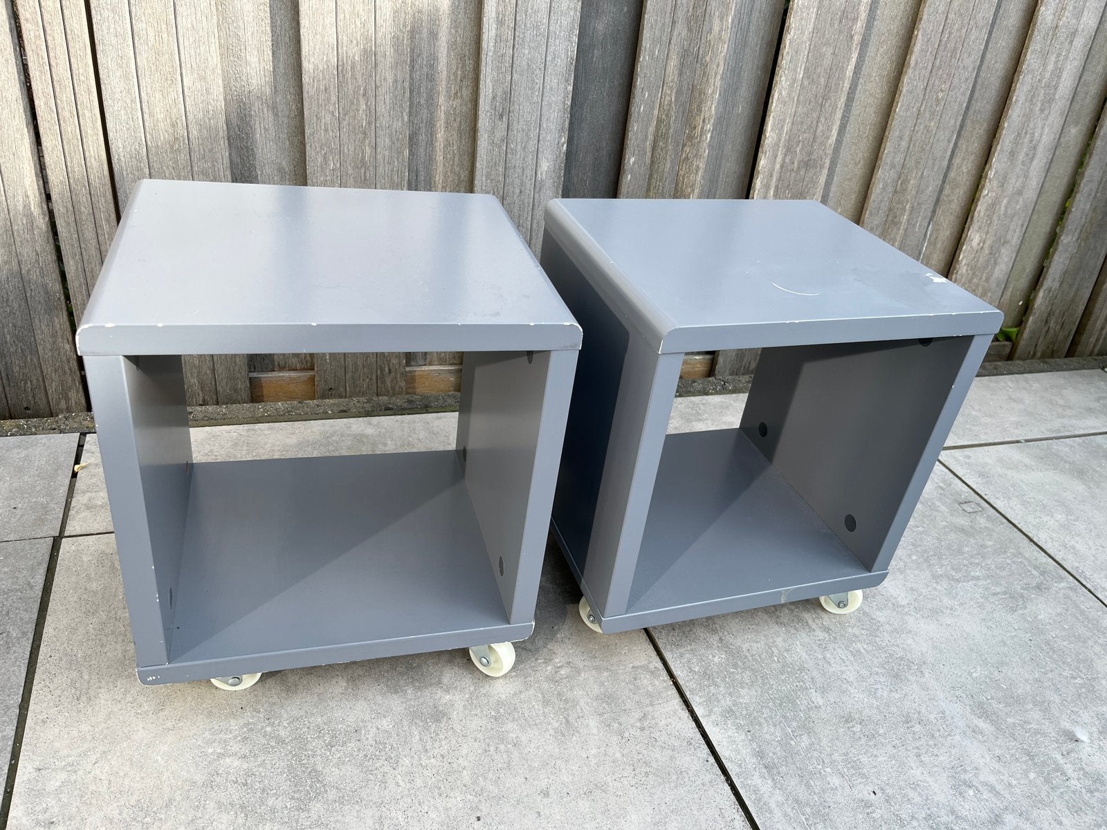 2 Grijze nachtkastje of bijzettafel op wielen, Ophalen, Gebruikt, Minder dan 45 cm