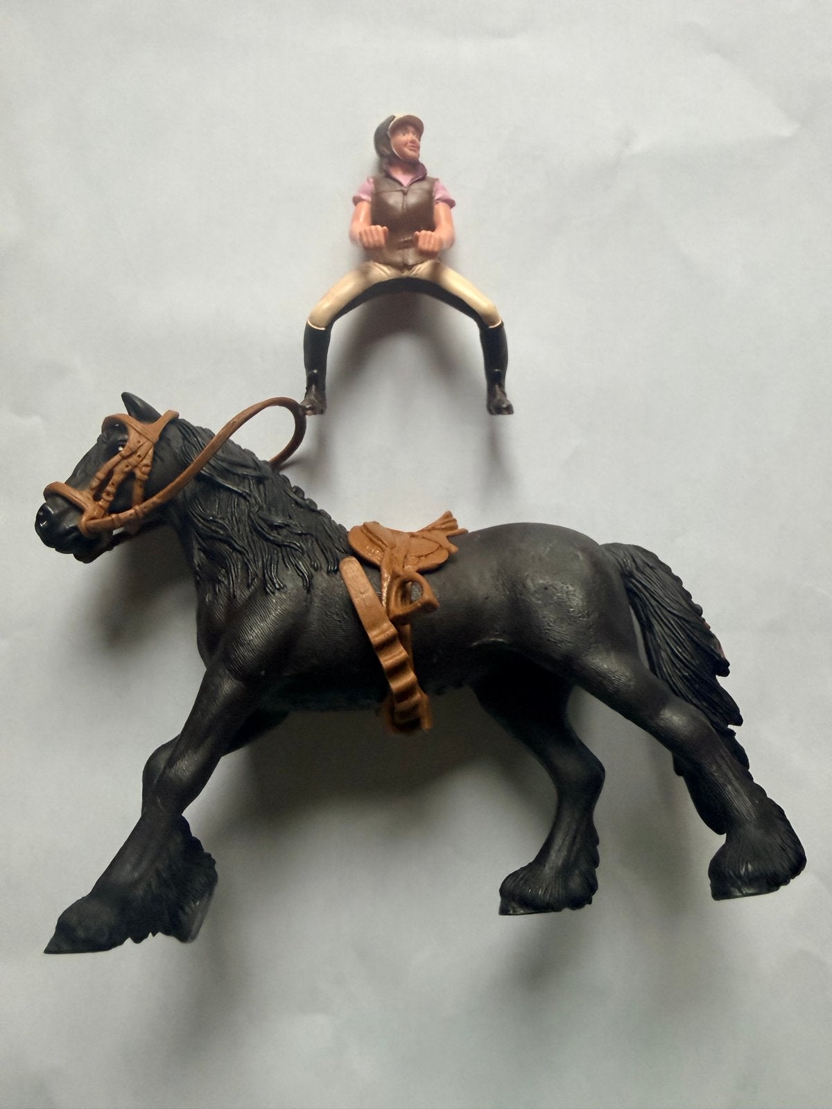 Schleich Friese merrie met ruiter en zadel., Ophalen, Gebruikt