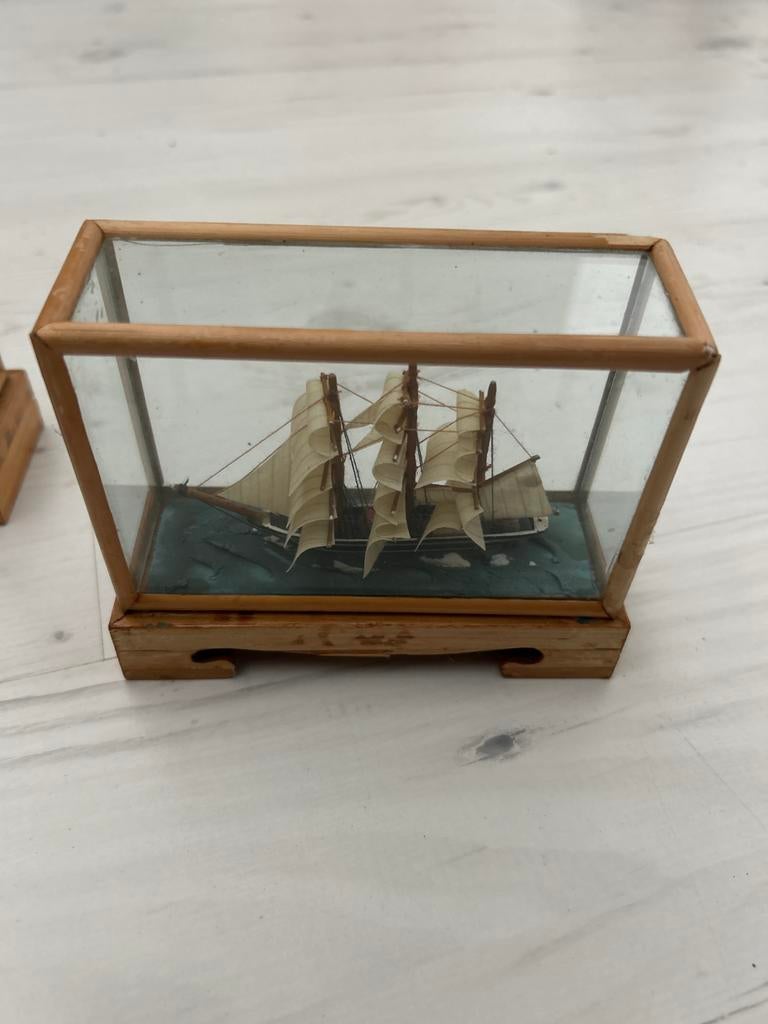 Decoratief scheepsmodel in glazen vitrine, Ophalen of Verzenden, Gebruikt