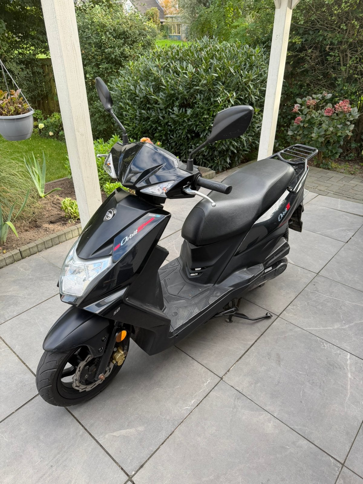 SYM Orbit 3 2022 | 7.440 km | Geel kenteken, Fietsen en Brommers, Ophalen, Maximaal 45 km/u, Zo goed als nieuw, Benzine