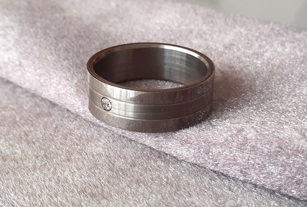 Herenring zilver met wit diamantje op band, 20 of groter, IJzer of Staal, Heer, Nieuw