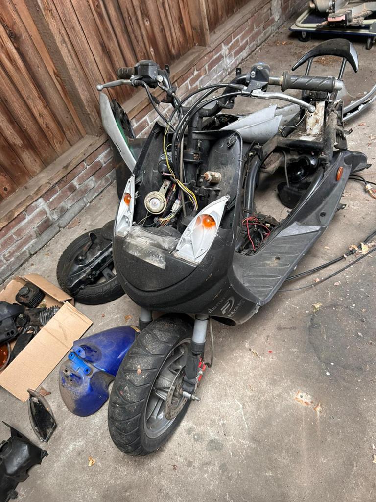 2x Vivacity frame met veel onderdelen, Fietsen en Brommers, Brommeronderdelen | Scooters, Zo goed als nieuw, Peugeot, Blok, Ophalen