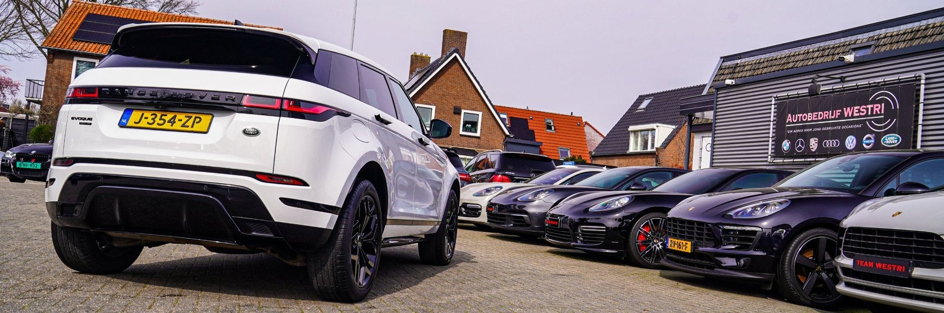 Land Rover Range Rover Evoque 2.0 P200 AWD R-Dynamic HSE | P, Auto's, Land Rover, 1800 kg, 4 cilinders, Wit, Leder