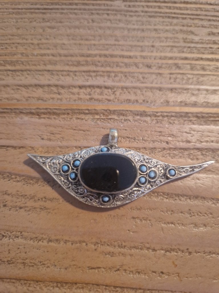 Antieke, Tibetaanse hanger onyx met turquoise steentjes., Ophalen of Verzenden, Zilver, Hanger, Met edelsteen