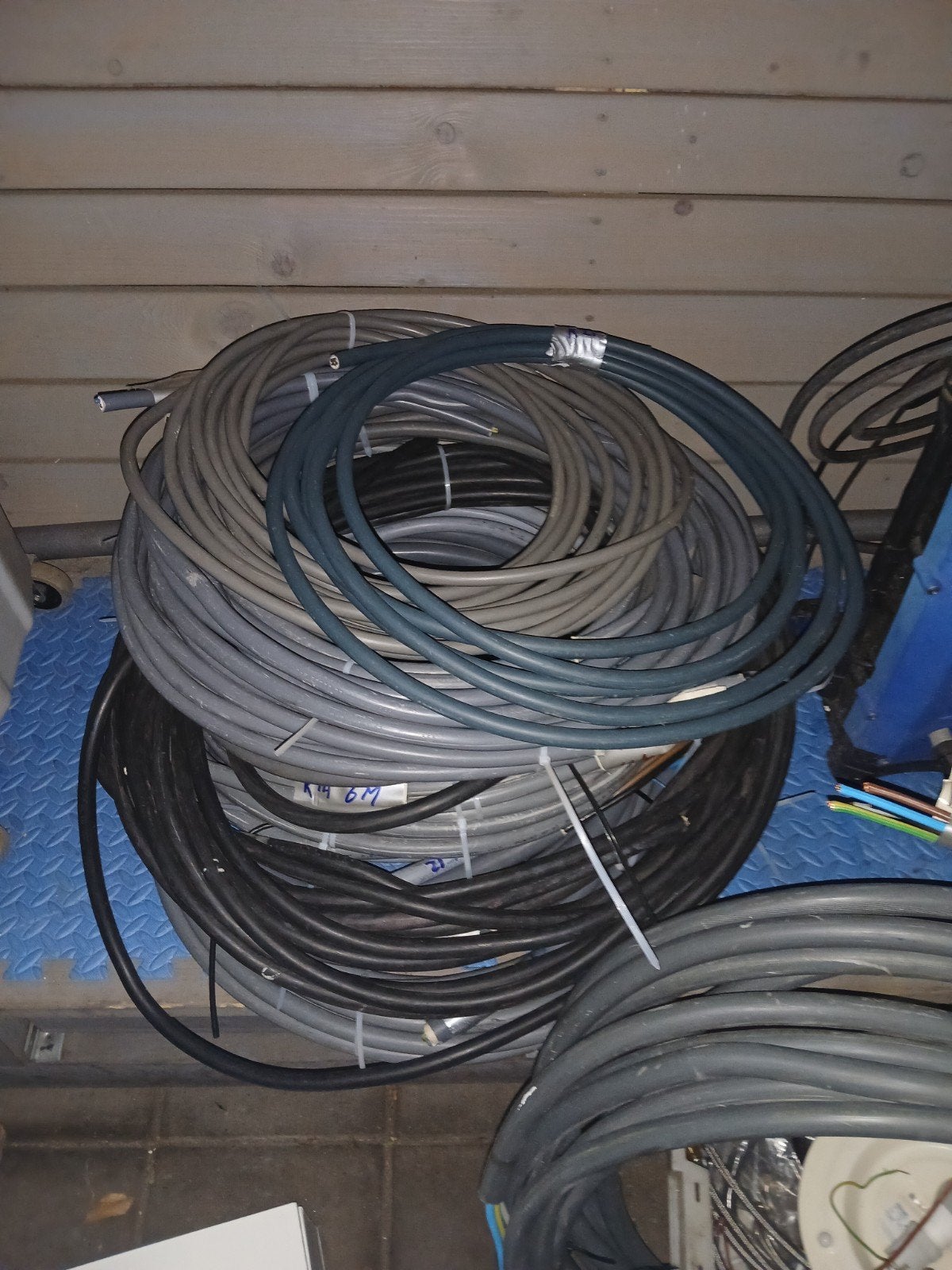 Diverse stukken kabel wegens opruiming., Doe-het-zelf en Verbouw, Elektra en Kabels, Ophalen of Verzenden, Kabel of Snoer