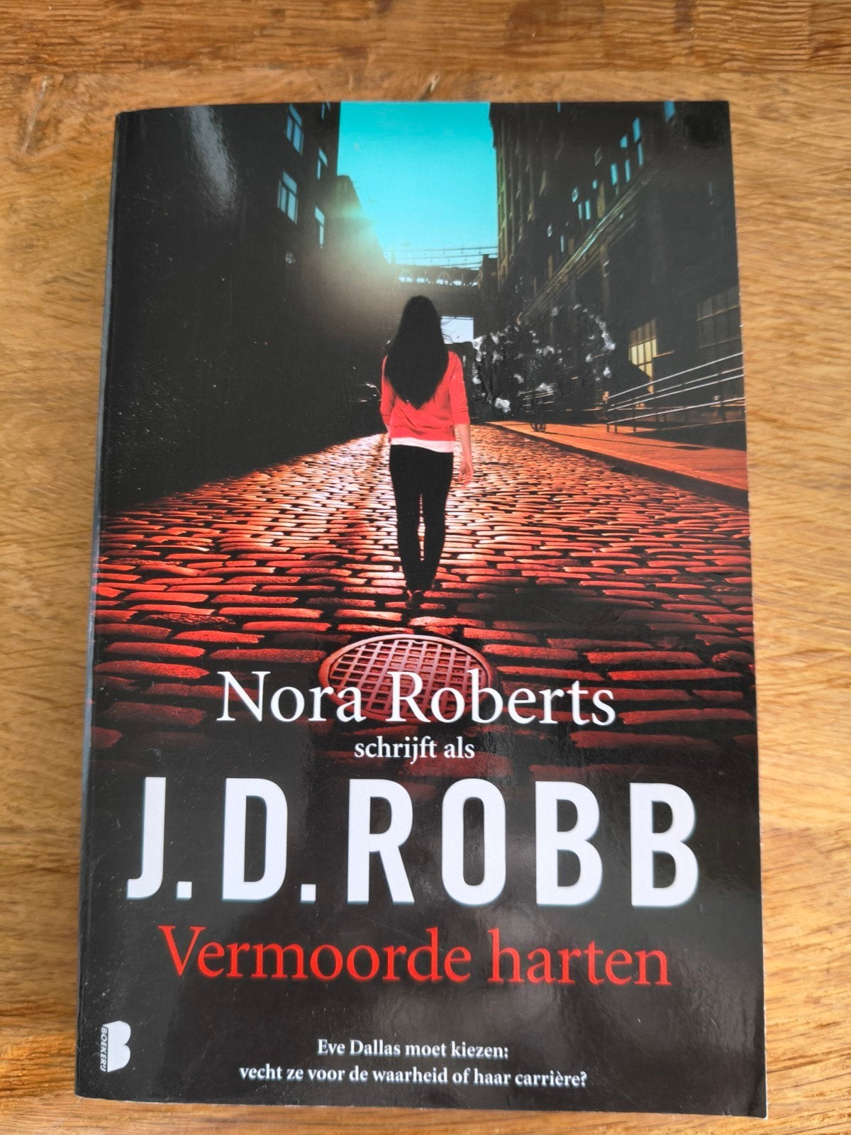 J.D. Robb (Nora Roberts) - Vermoorde harten (Eve Dallas #8), Boeken, Ophalen of Verzenden, Gelezen, J.D. Robb (Nora Roberts), Nederland