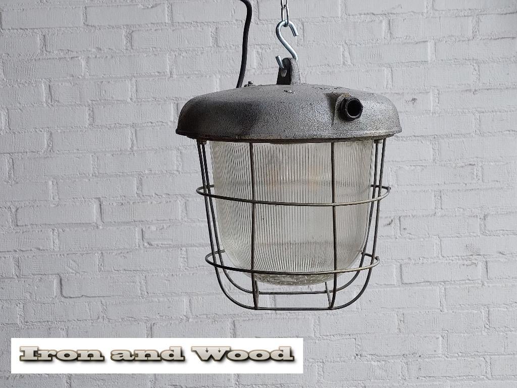 Oude grote zilvergrijze bully / kooilamp afmeting H30 D28, Gebruikt, Vintage, oud, grijs, industrieel , bully, bulleye, kooilamp