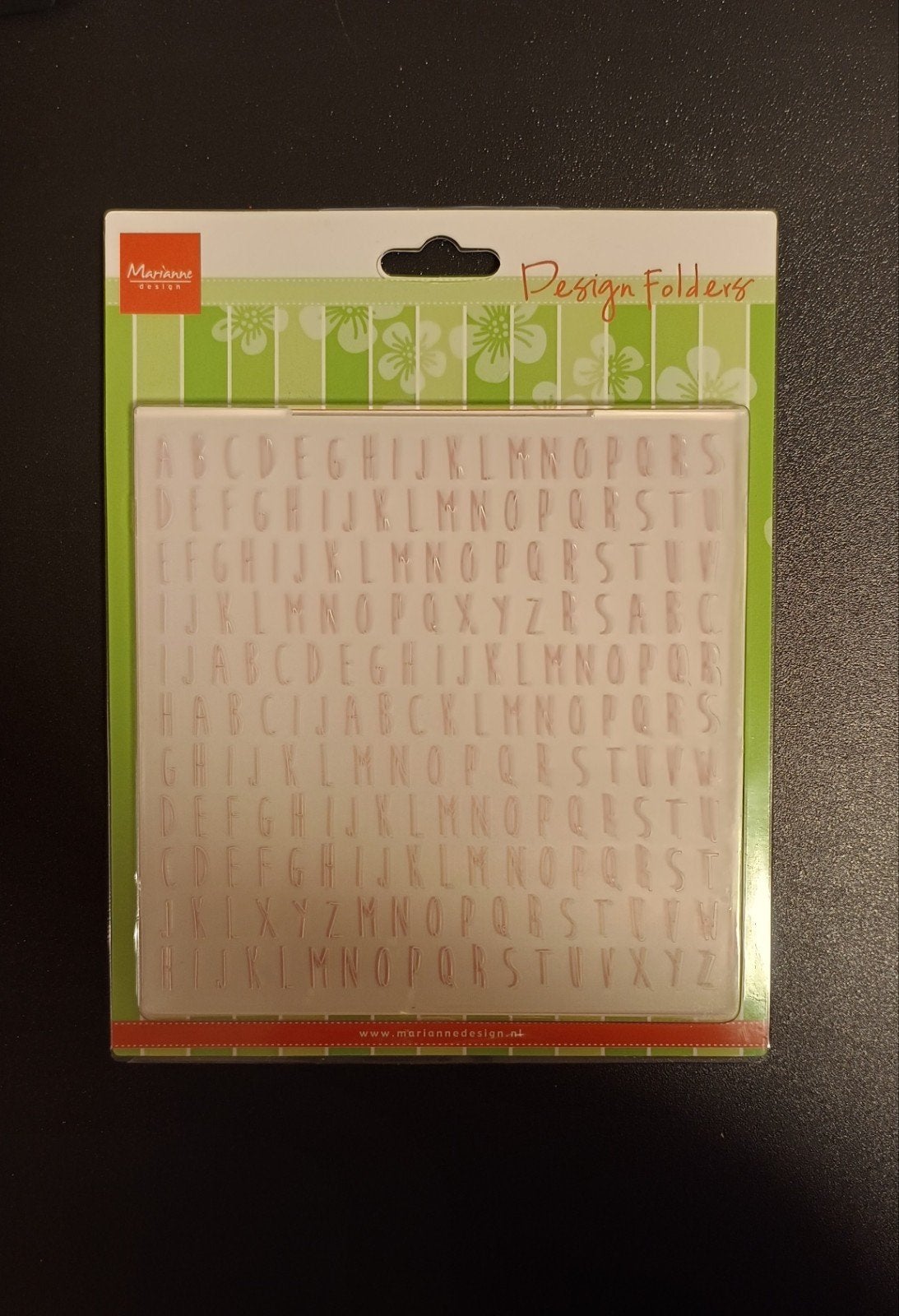 Marianne Design embossing folder alfabet DF3437, Hobby en Vrije tijd, Ophalen of Verzenden, Nieuw, Frame of Mal, Overige merken