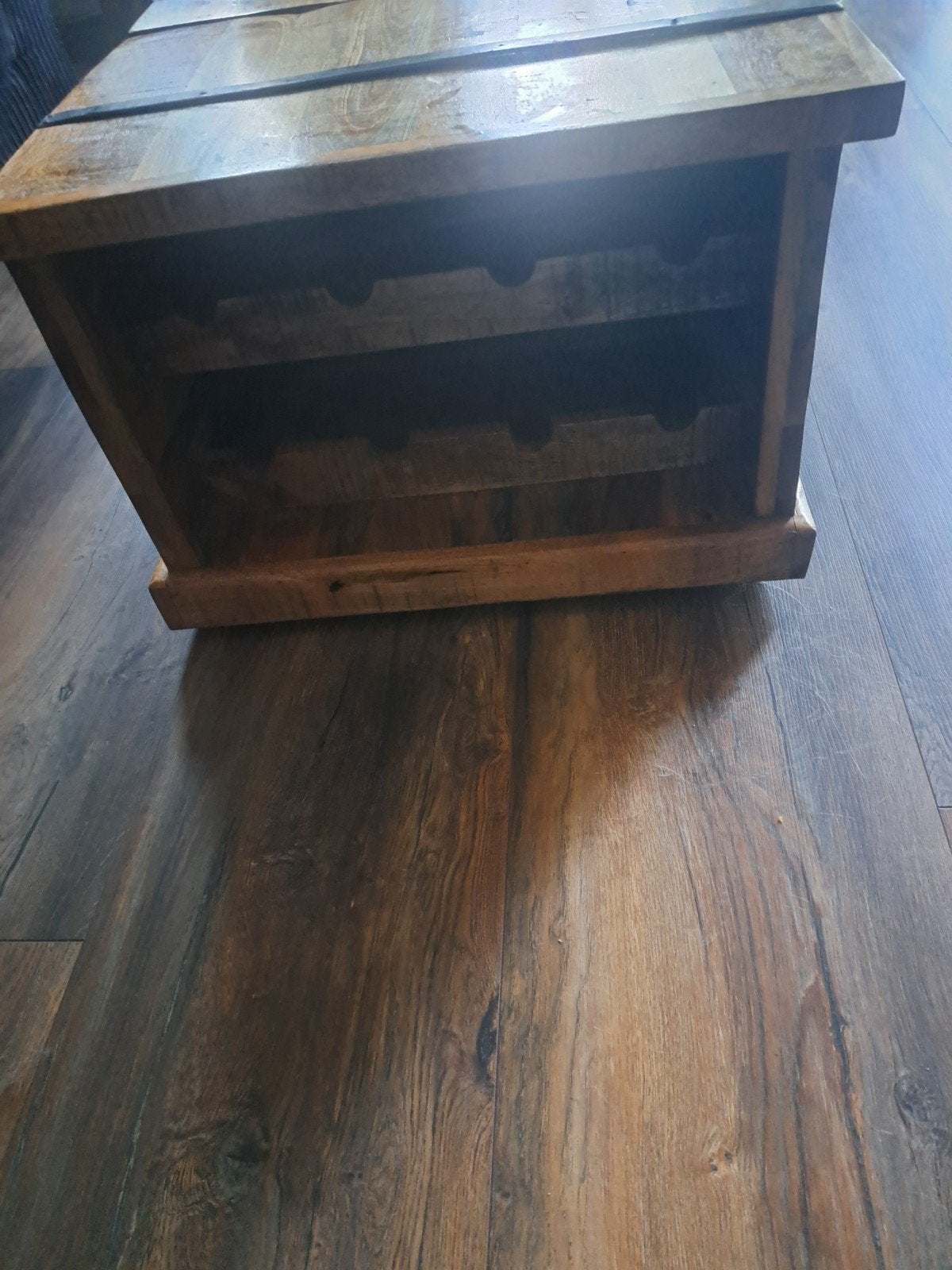 Nette salontafel/kist met wijnopslag, Huis en Inrichting, Overige houtsoorten, Gebruikt, 100 tot 150 cm, 50 tot 100 cm