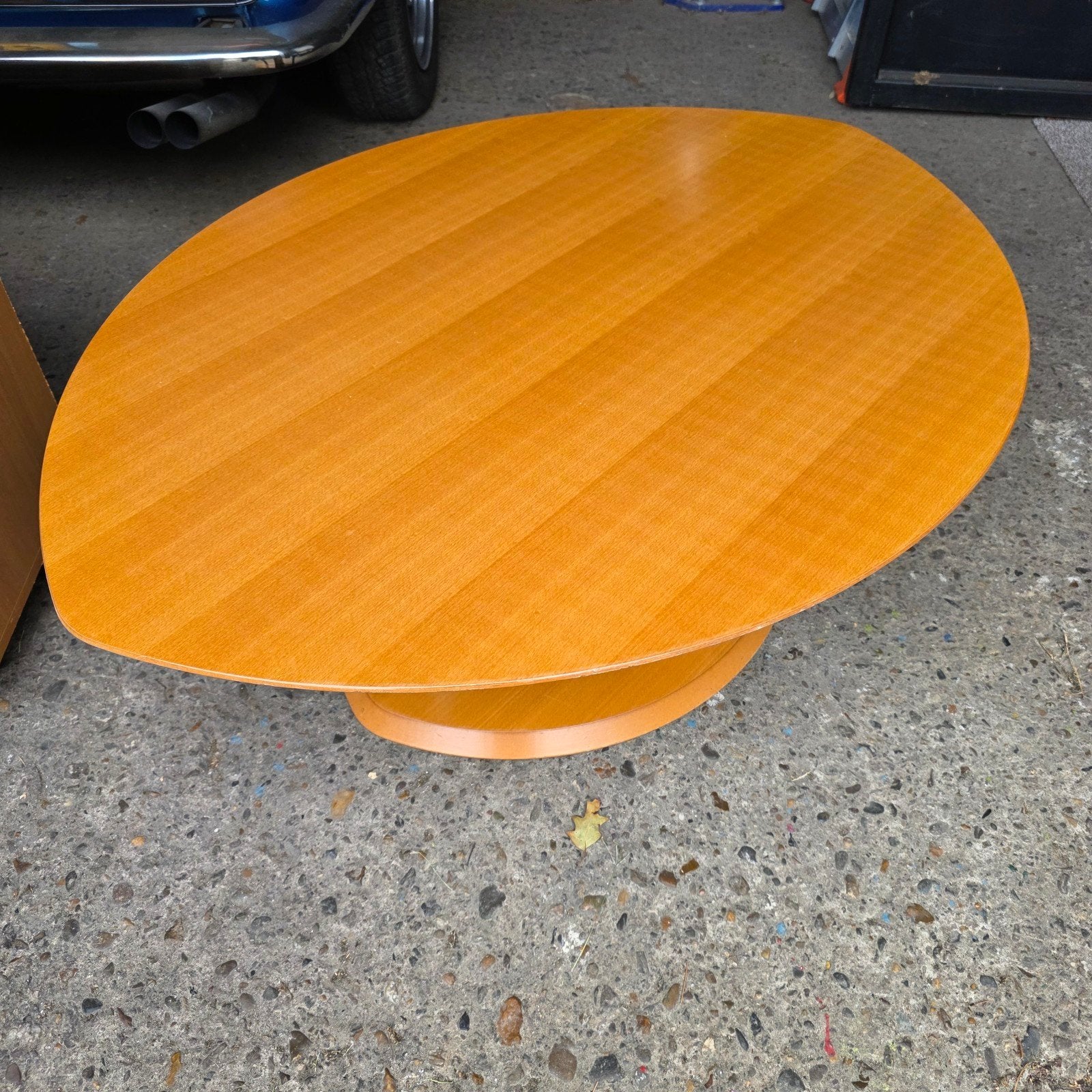 Moderne salontafel in organische vorm., Ophalen, 50 tot 100 cm, 50 tot 100 cm, Zo goed als nieuw