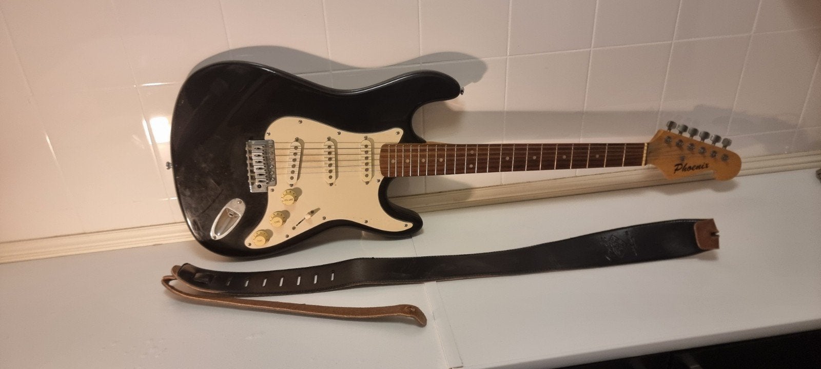 Phoenix gitaar met nieuwe leren band., Ophalen, Zo goed als nieuw, Solid body, Overige merken