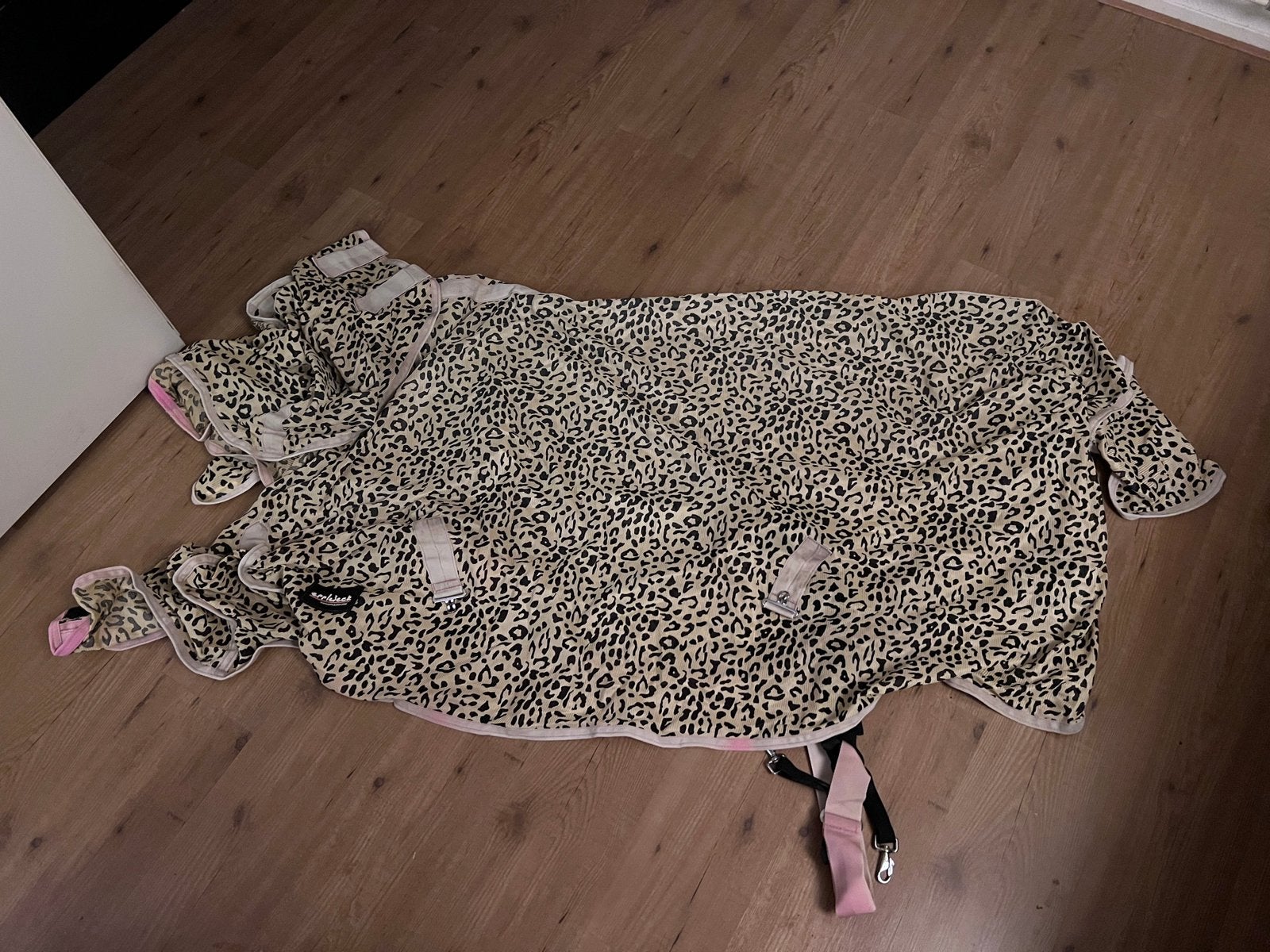 Vliegendeken Hals Epplejeck 215 6.9 7.1 Deken Panterprint, Dieren en Toebehoren, Paarden en Pony's | Dekens en Dekjes, Gebruikt