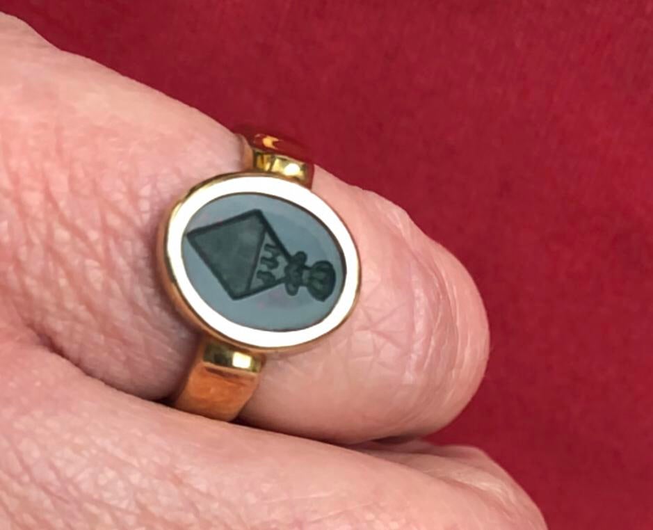 Gouden zegelring met gravure en groene jaspis, Sieraden, Tassen en Uiterlijk, Ringen, Gebruikt, Ophalen of Verzenden, 17 tot 18