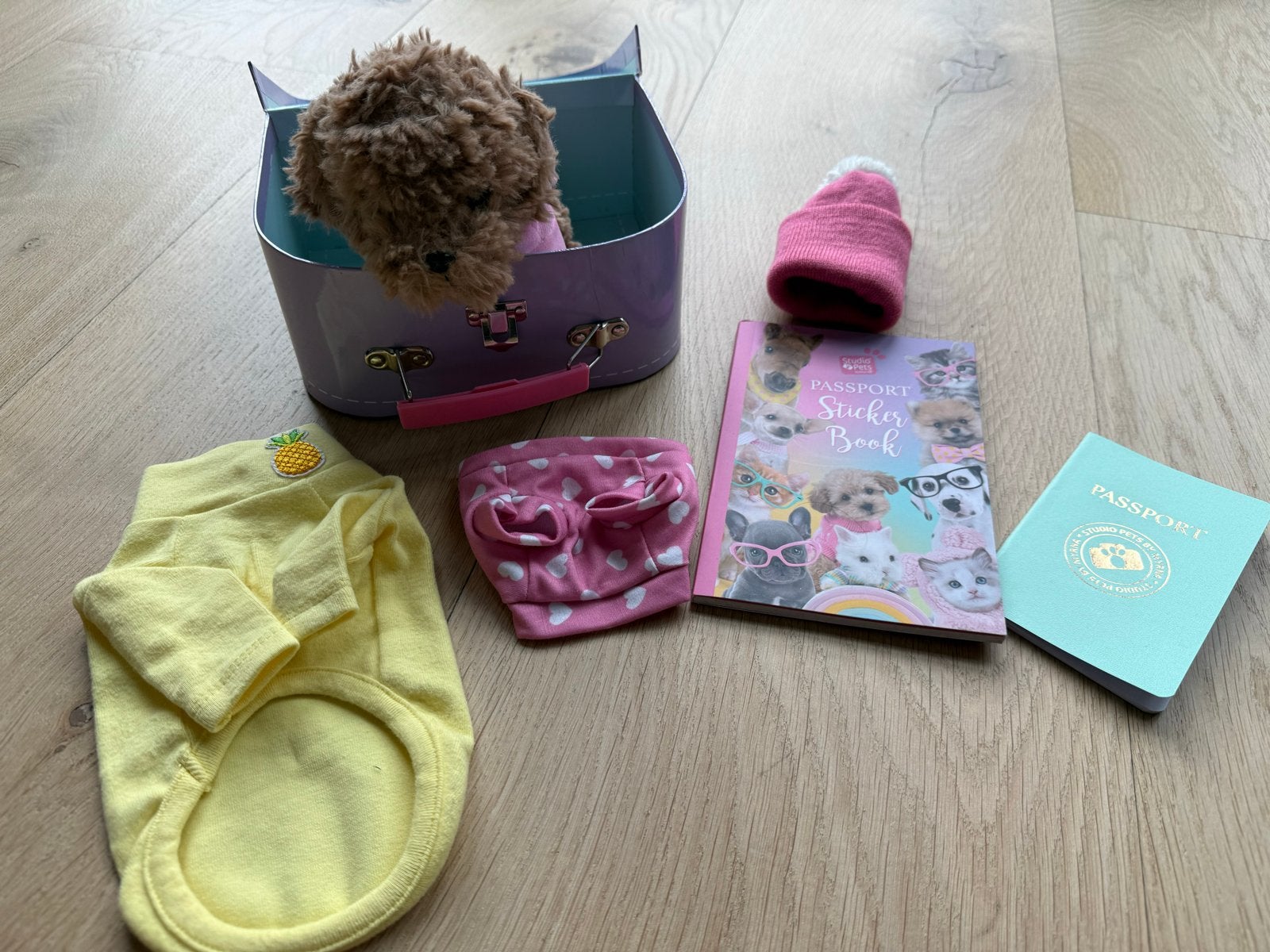 Studiopets- Knuffelhondje Cookie met kleding en reiskoffer, Overige merken, Overige karakters, Zo goed als nieuw, Met kleding of accessoire
