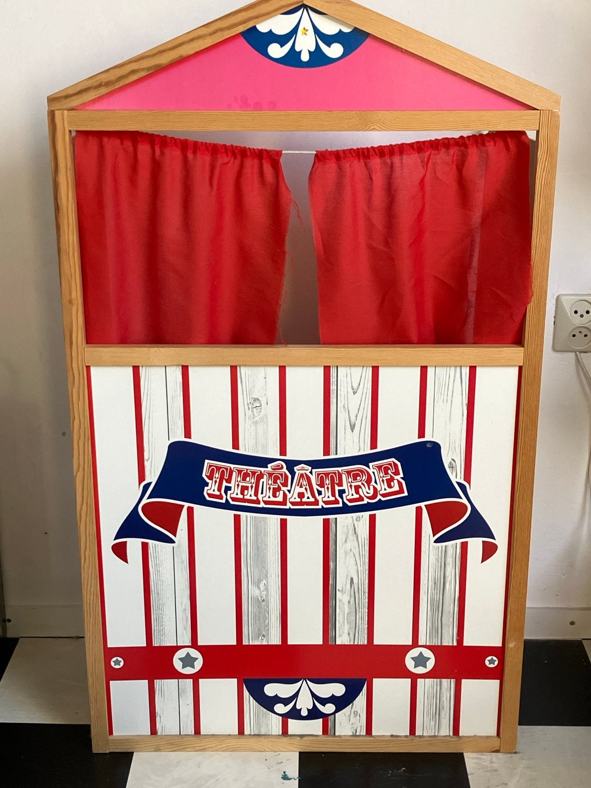 Houten kinderpoppenkast / theatertje, Ophalen, Gebruikt, Jongen of Meisje