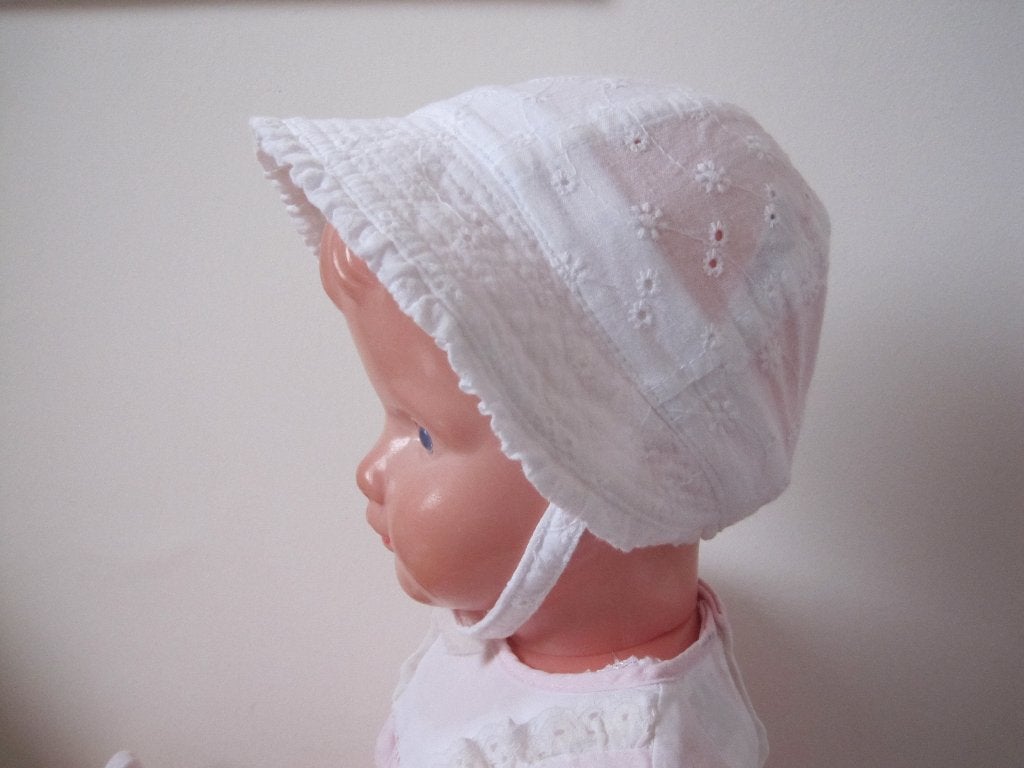 Prachtig brocante baby mutsje van broderie maat 62-68, Verzamelen, Poppen, Ophalen of Verzenden, Zo goed als nieuw, Kleertjes