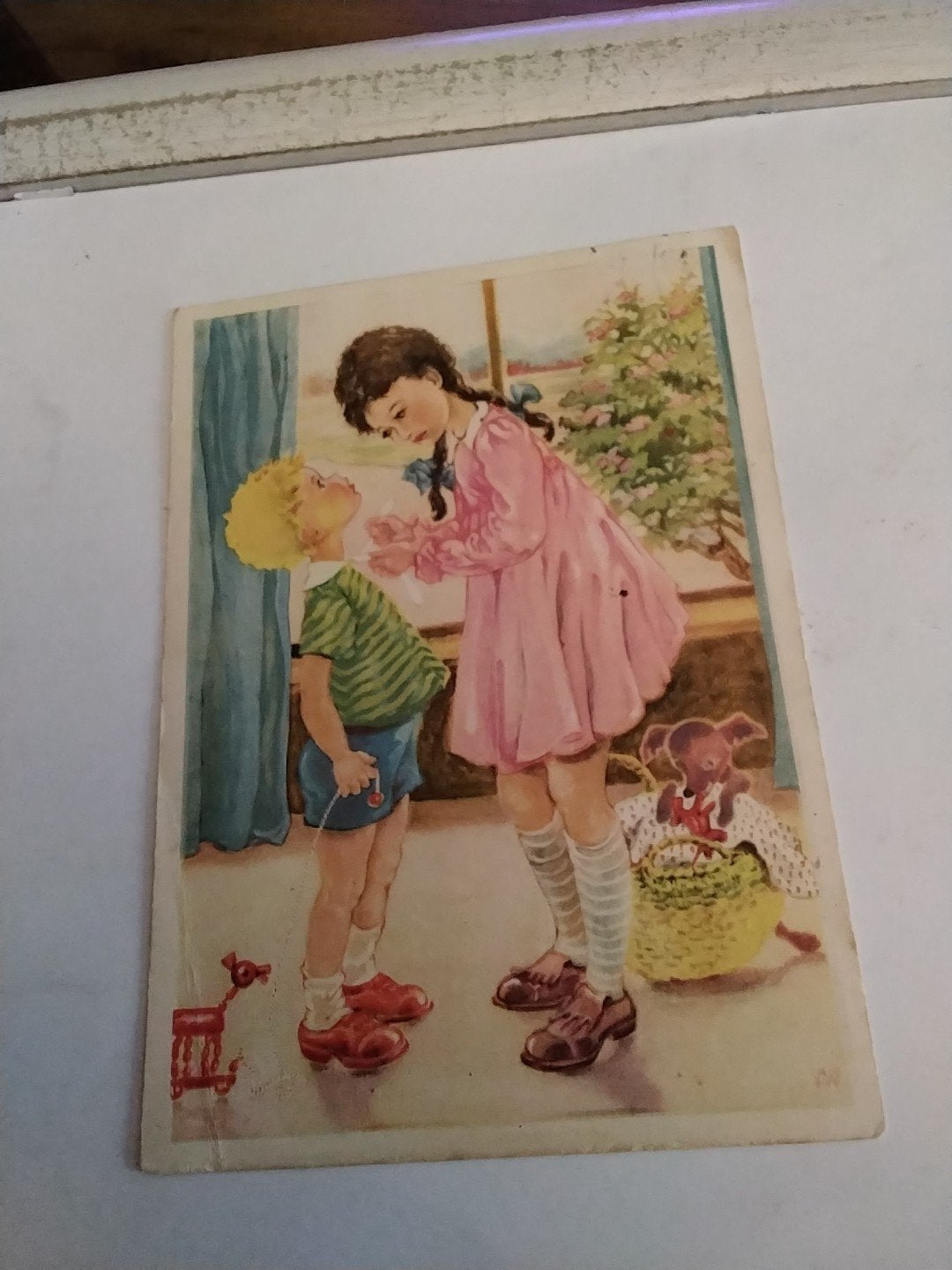 MEISJE IN ROZE JURK ZORGT VOOR BLONDE JONGEN, Ophalen of Verzenden, 1940 tot 1960, Kinderen
