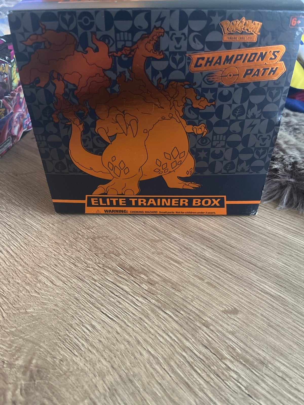 Pokémon Champion's Path Elite Trainer Box, Hobby en Vrije tijd, Verzamelkaartspellen | Pokémon, Ophalen of Verzenden, Nieuw, Boosterbox