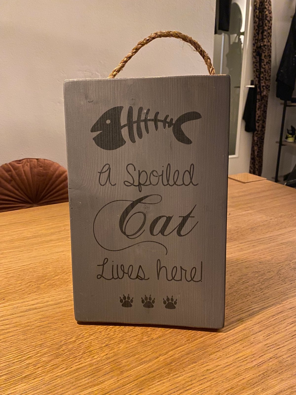 Leuk houten bord “a spoiled cat lives here”, Wandbord, Ophalen of Verzenden, Nieuw, Hout