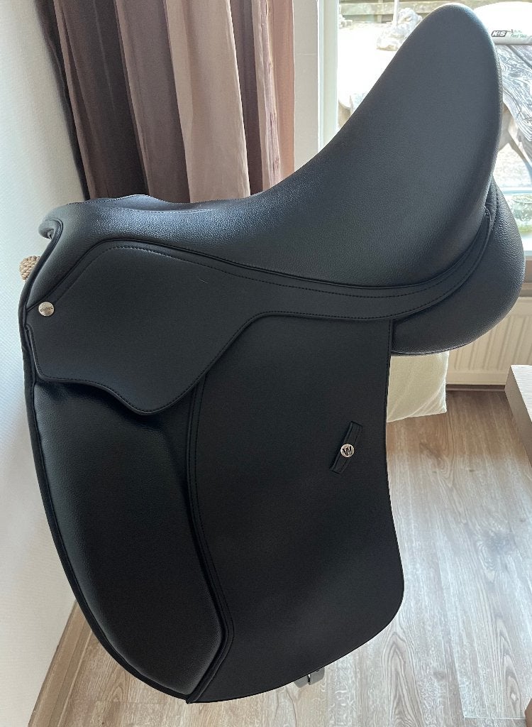 Dressuurzadel Wintec hart 500 18 inch, Dieren en Toebehoren, Paarden en Pony's | Zadels, Dressuur, Wijd, Diepe zit, XL (18 inch of meer)