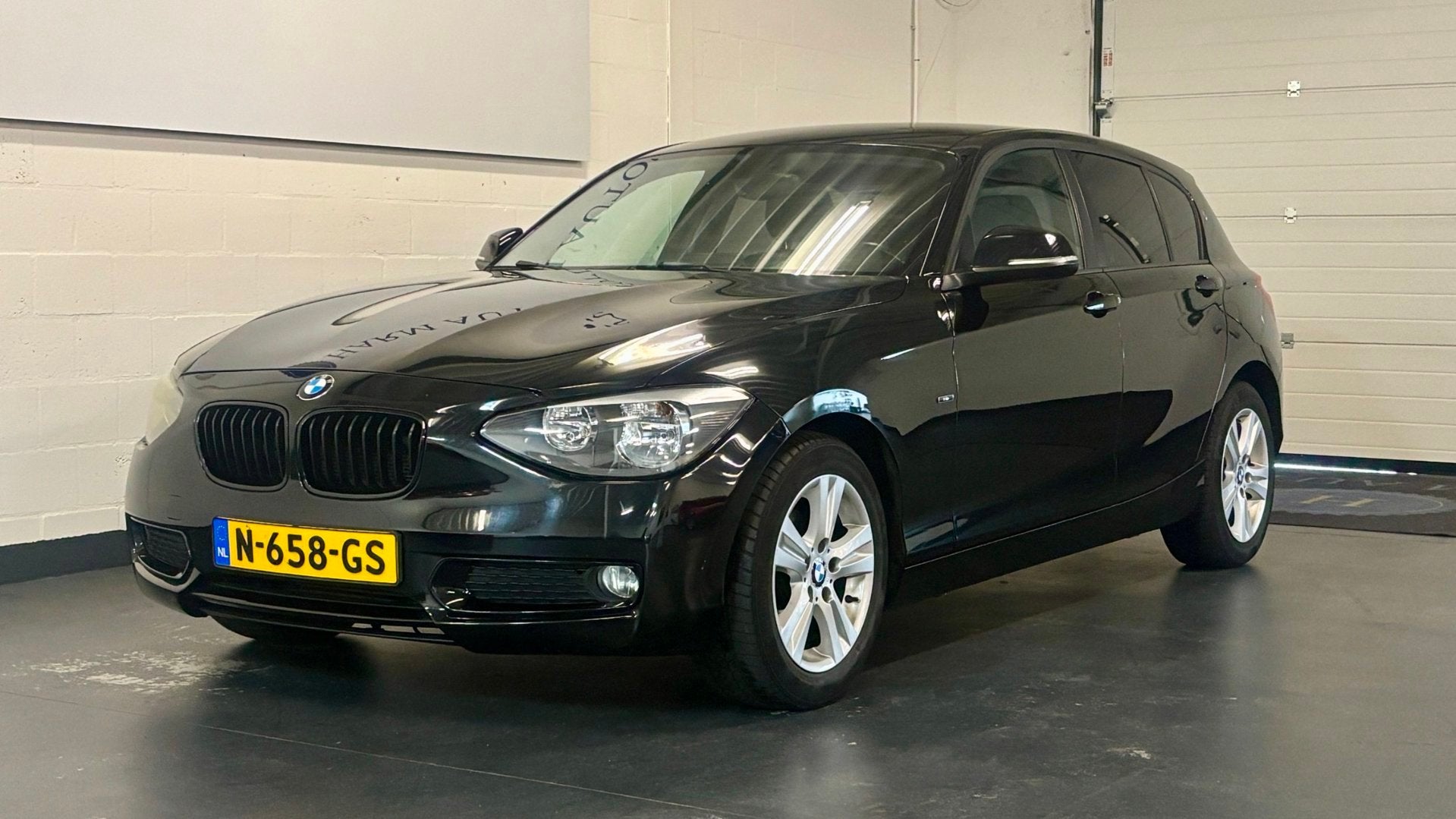 BMW 1-serie 116i Urban 136pk Airco / PDC / Bleutooth / Licht, 1-Serie, Euro 5, Gebruikt, Zwart