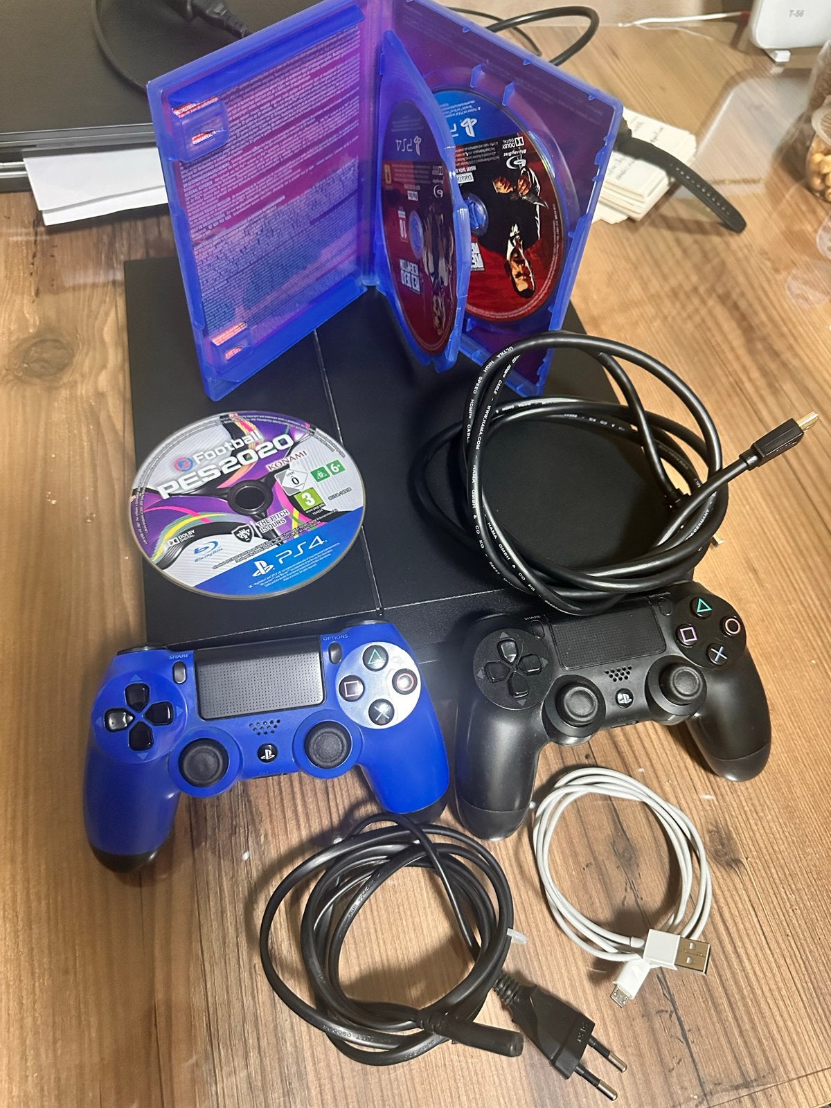 PS4 Fat met 2 controllers en 2 spellen (RDR2, PES2020), Ophalen, Met 2 controllers, Original, Gebruikt