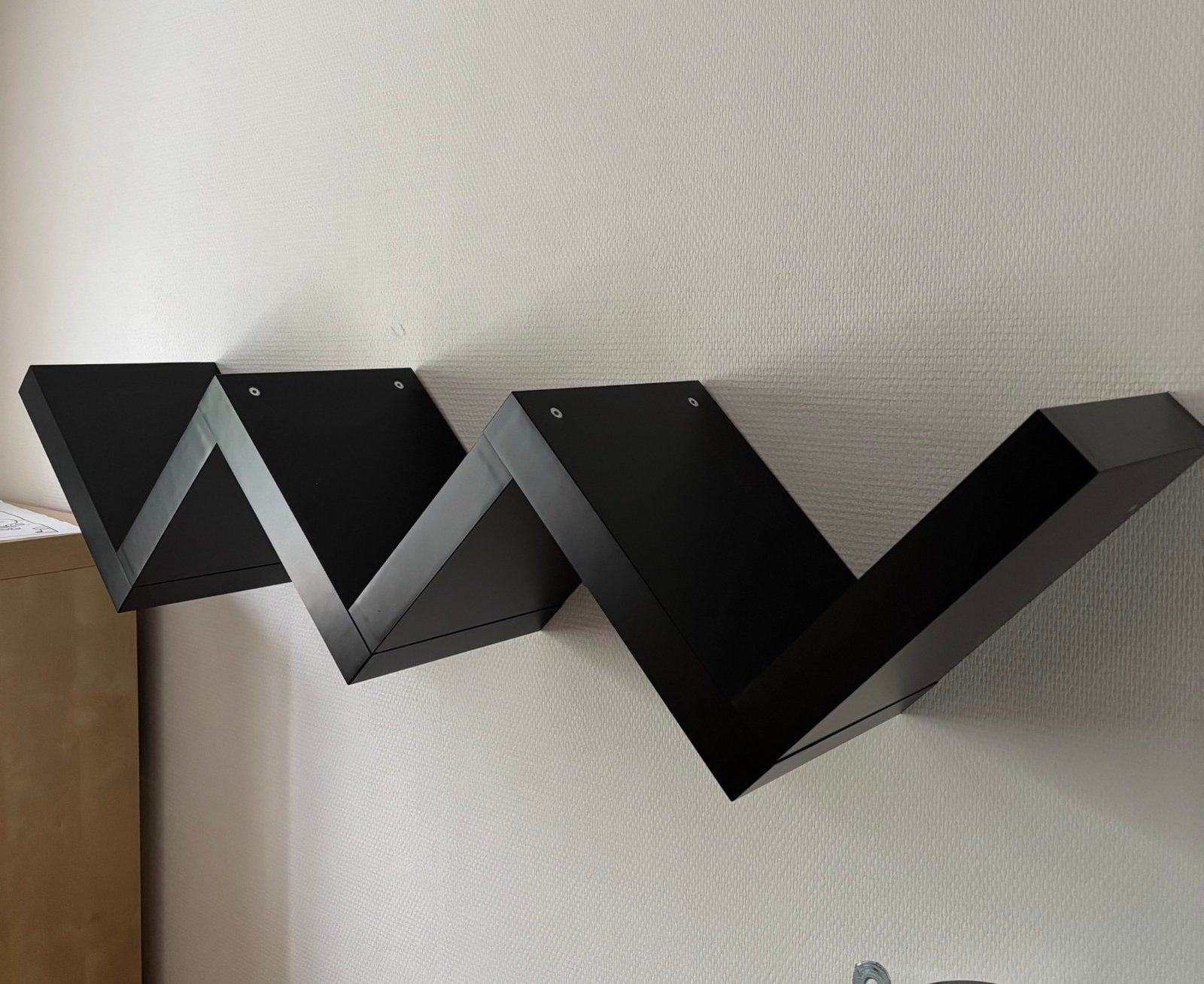 Zwarte design wandplank W vorm. Zigzag plank., Ophalen, Gebruikt
