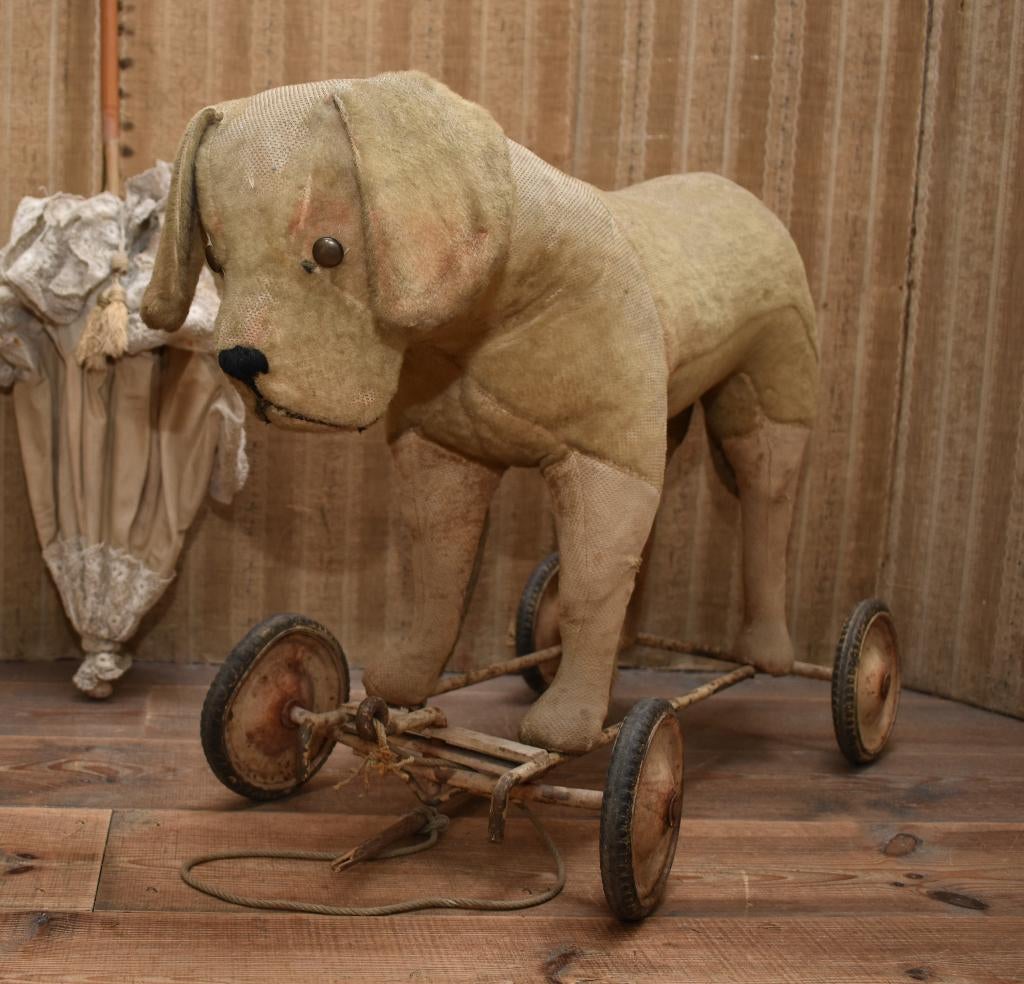 Oude Grote Hond Op Wielen. "Uit Aletta's Tijd", Ophalen of Verzenden