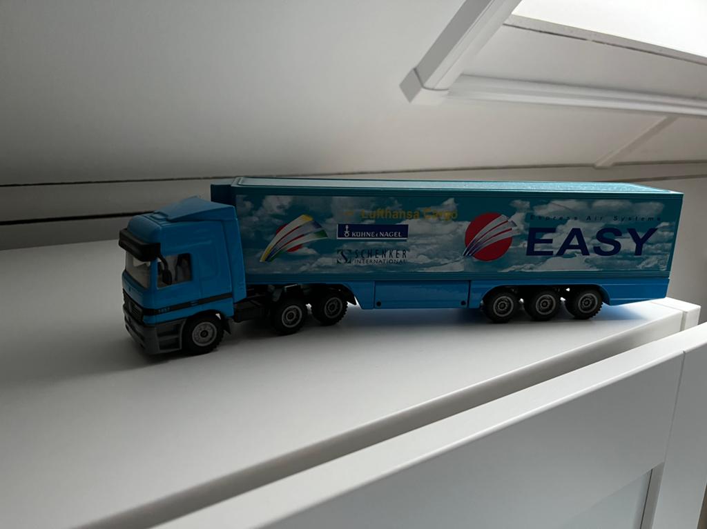 Siku 1:32 Mercedes Actros 1857 met Lufthansa trailer, Groter dan 1:32, Zo goed als nieuw, Truck, Ophalen