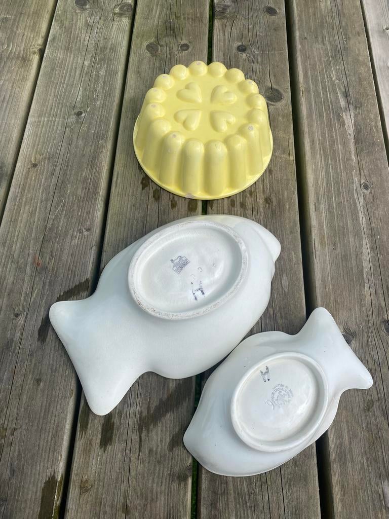 3 puddingvormen geel en wit visvormig rond pap pudding, Ophalen of Verzenden, Steen/keramiek, Meerkleurig, Overige typen