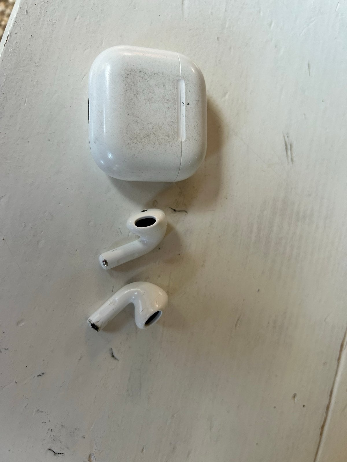 Linker Apple AirPod 4 ANC met oplaadcase (rechter is kapot)