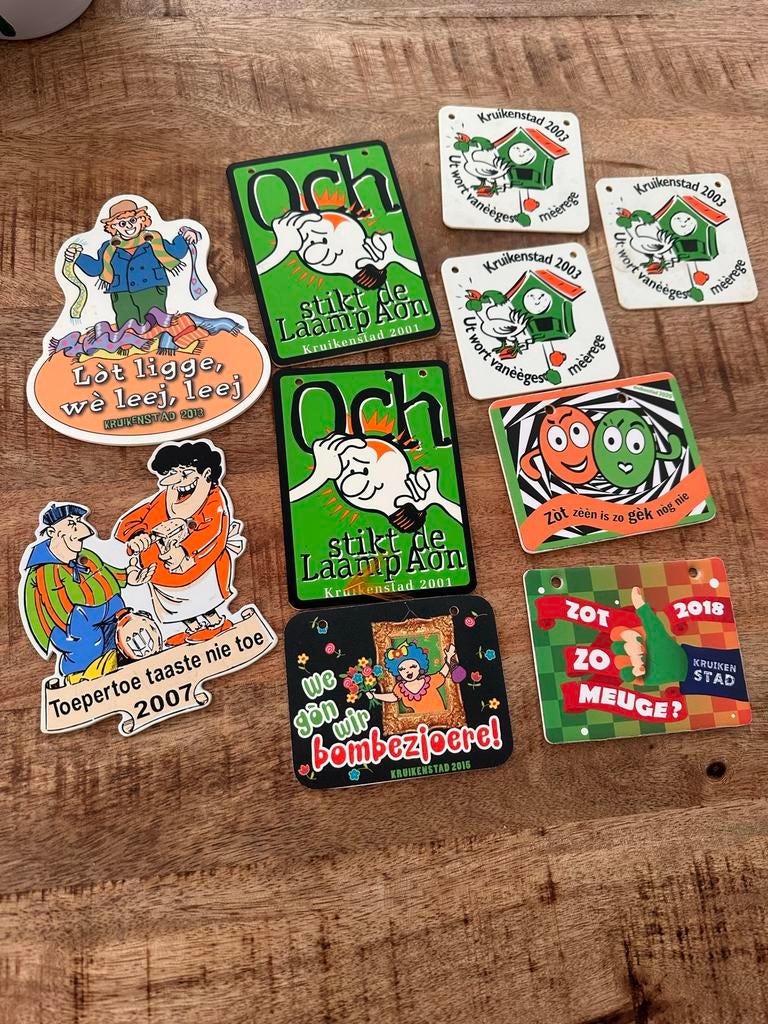 Jaarmottos emblemen kruikenstad carnaval 2001 2003 2007 ‘10, Kleding | Heren, Carnavalskleding en Feestkleding, Ophalen, Overige maten