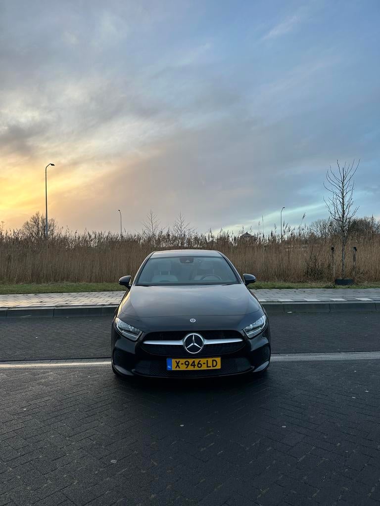 Mercedes-Benz A-Klasse A 220 4Matic 190pk 7G-DCT 2018 Zwart, Auto's, Mercedes-Benz, Automaat, Stof, 1800 kg, Beige
