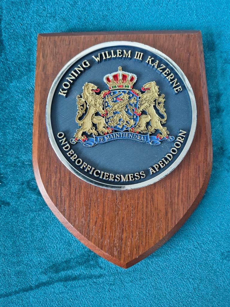 Wapenschild Koning Willem III Kazerne Onderofficiersmess, Verzamelen, Ophalen of Verzenden, Landmacht, Nederland, Embleem of Badge