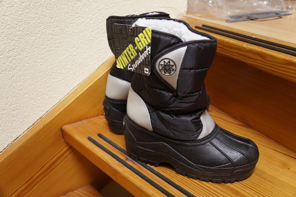 Nieuwe zwart/zilver snowboot Onpaar links mt 30 rechts mt 29, Jongen of Meisje, Nieuw, Ophalen of Verzenden, Laarzen