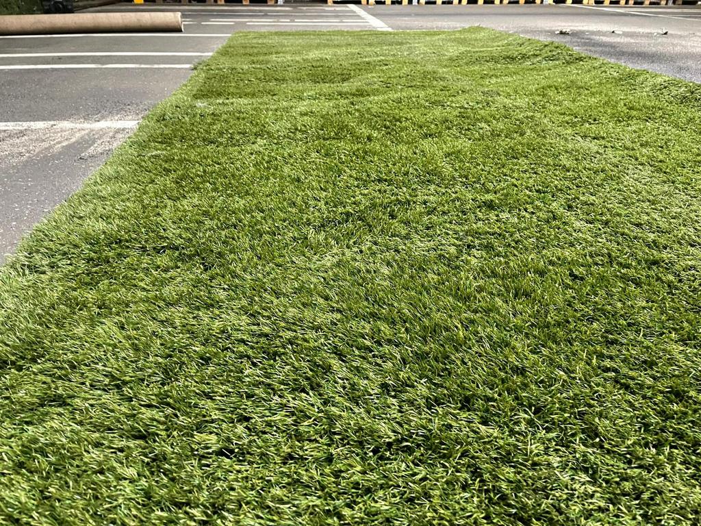 Mooi stuk Kunstgras 12m2 ( 4m x 3m) Hoog en Zacht €96,-, Tuin en Terras, Gras en Kunstgras, Ophalen of Verzenden, Zo goed als nieuw