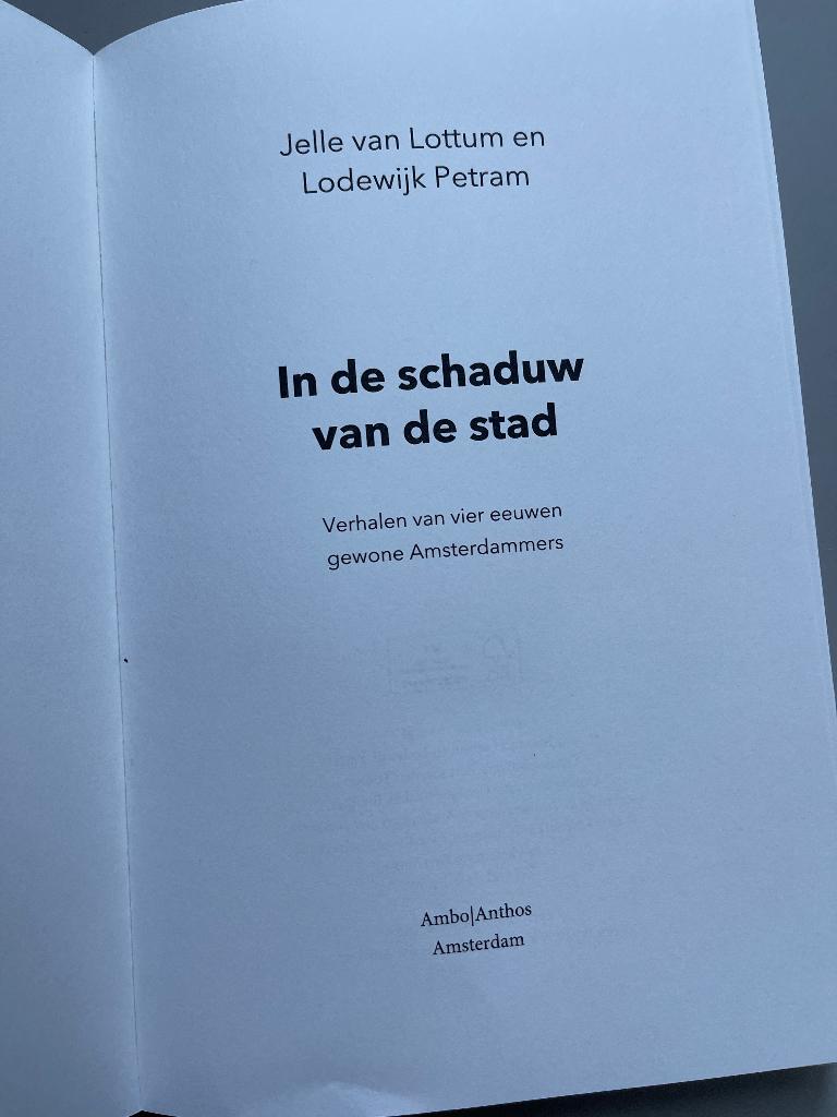 In de schaduw van de stad. Nieuw / 2023 gewone Amsterdammers, Boeken, Geschiedenis | Stad en Regio, Ophalen of Verzenden, Nieuw