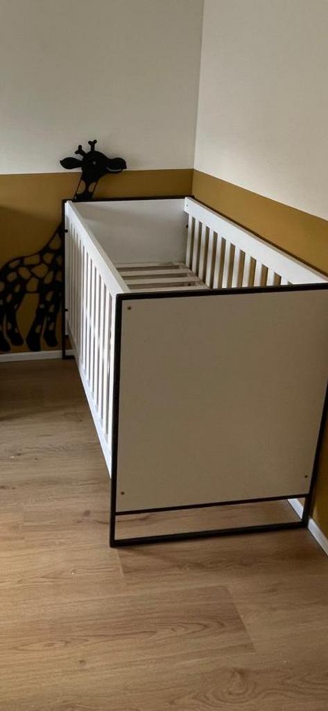 Ledikant en commode set, Ophalen, Zo goed als nieuw, Jongetje of Meisje