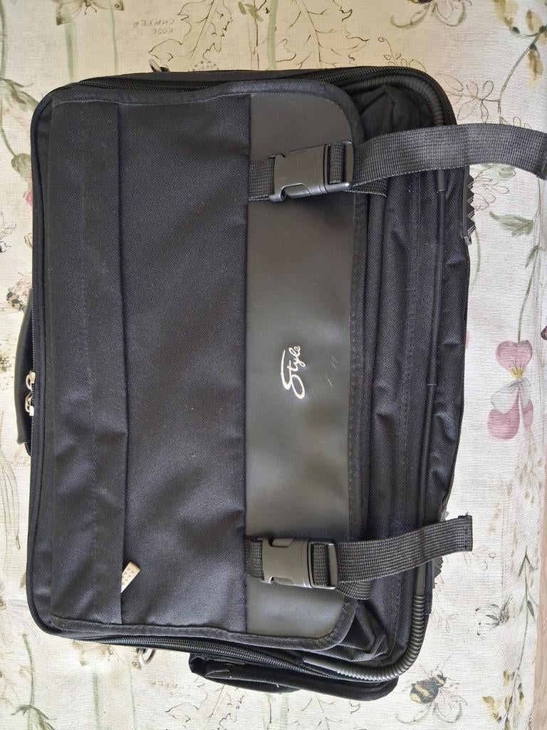 Zwarte laptoptas met schouderband - Ideaal voor werk/school, Computers en Software, Laptoptassen, Ophalen of Verzenden, 15 inch
