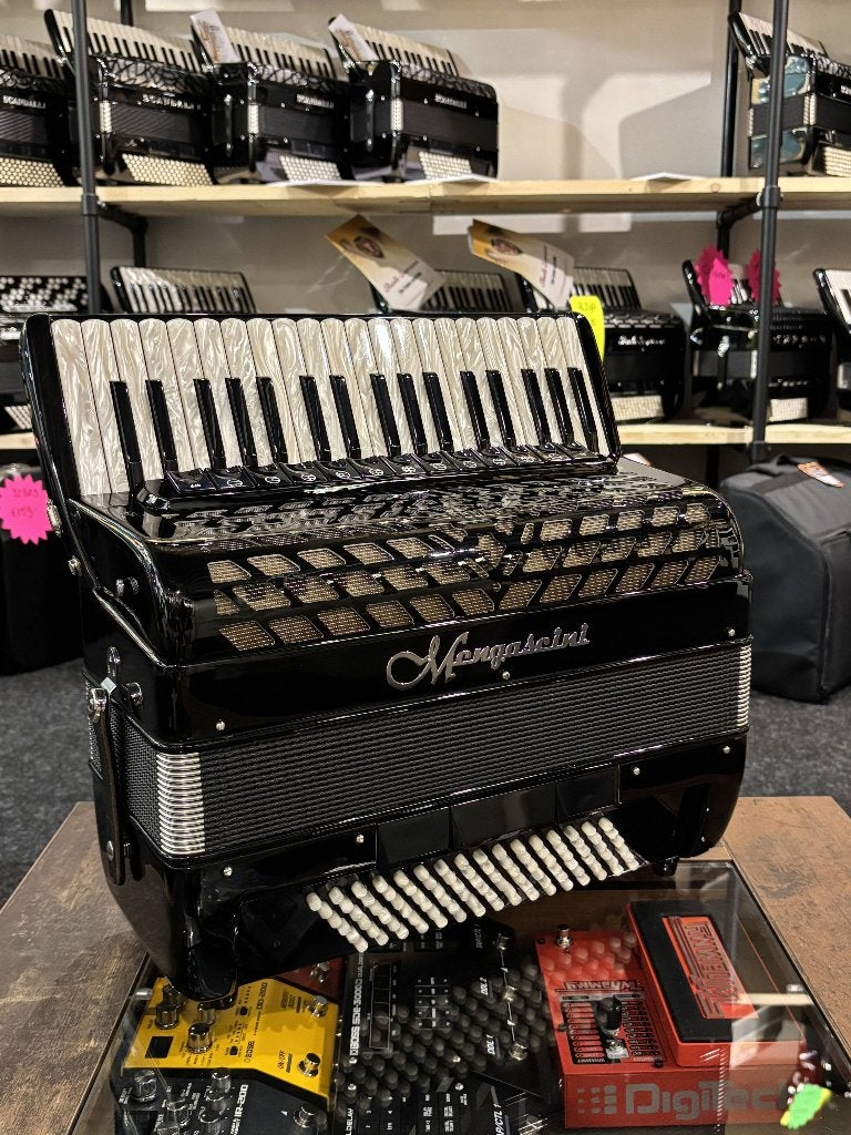 Mengascini Preferita 374 - 96 bas, 4-korig, sordino, Gebruikt, Met koffer, Toetsaccordeon, 96-bas