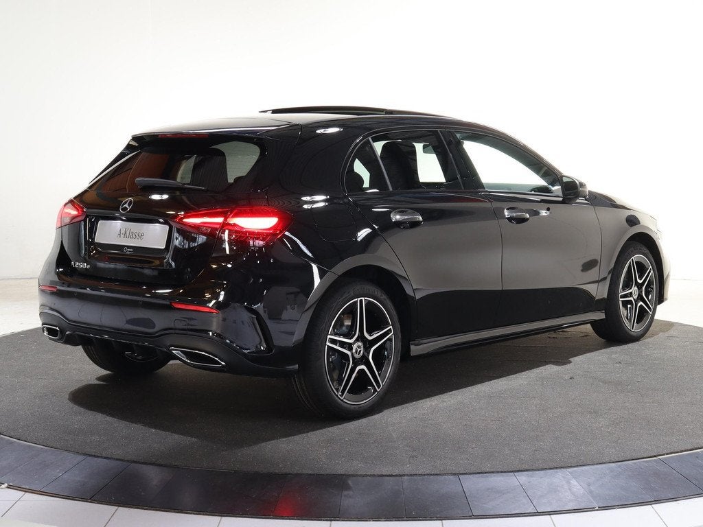 Mercedes-Benz A-klasse 250e Business Solution AMG | Panorama, Auto's, Mercedes-Benz, 4 cilinders, Plug-in hybride, Bedrijf, Nieuw