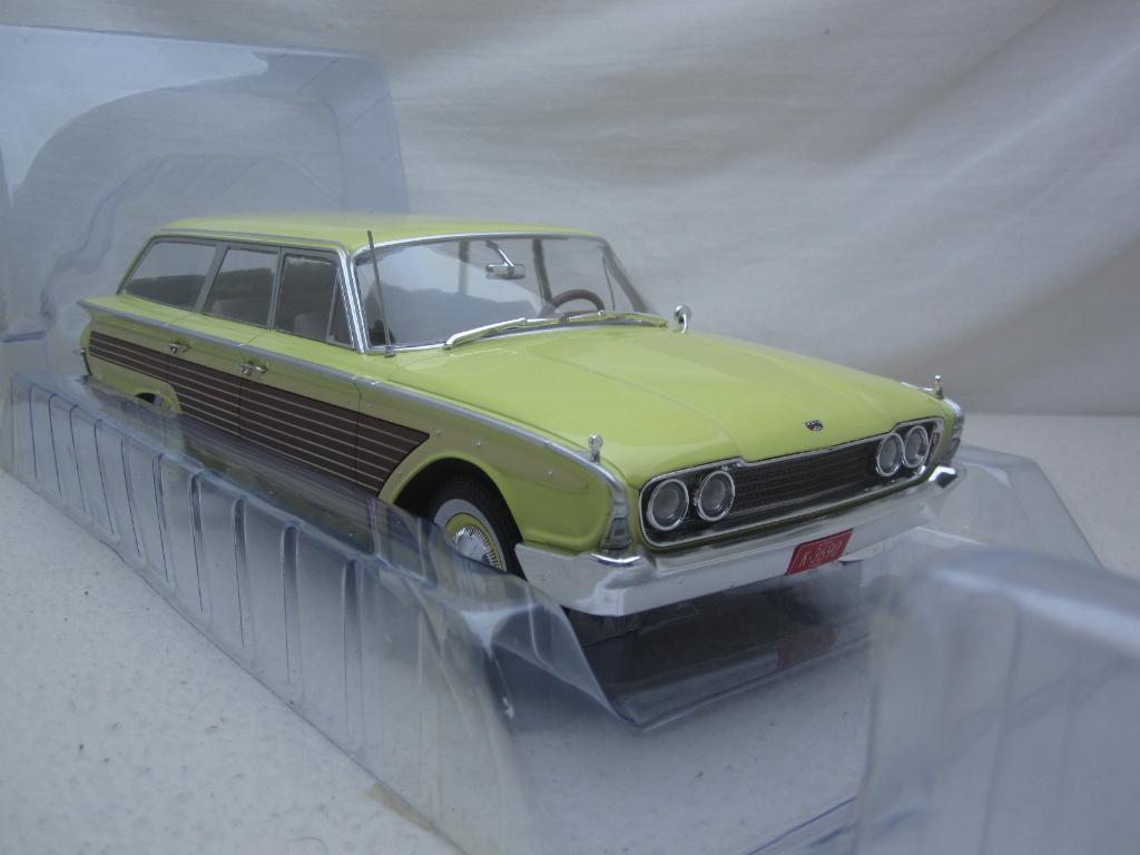 Ford Country Squire 1960 Geel / hout 1:18 MCG, Ophalen of Verzenden, Nieuw, Auto, Overige merken