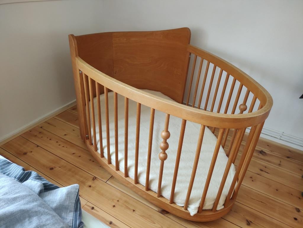 Uniek houten kinderbedje met nieuw matras en toebehoren, Ophalen, Ledikant