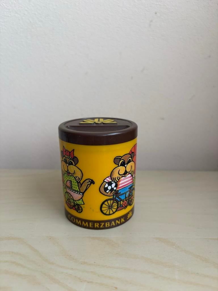 Vintage Commerzbank spaarpot met beverfiguren, Verzamelen, Spaarpotten, Gebruikt, Dier, Kunststof, Ophalen of Verzenden
