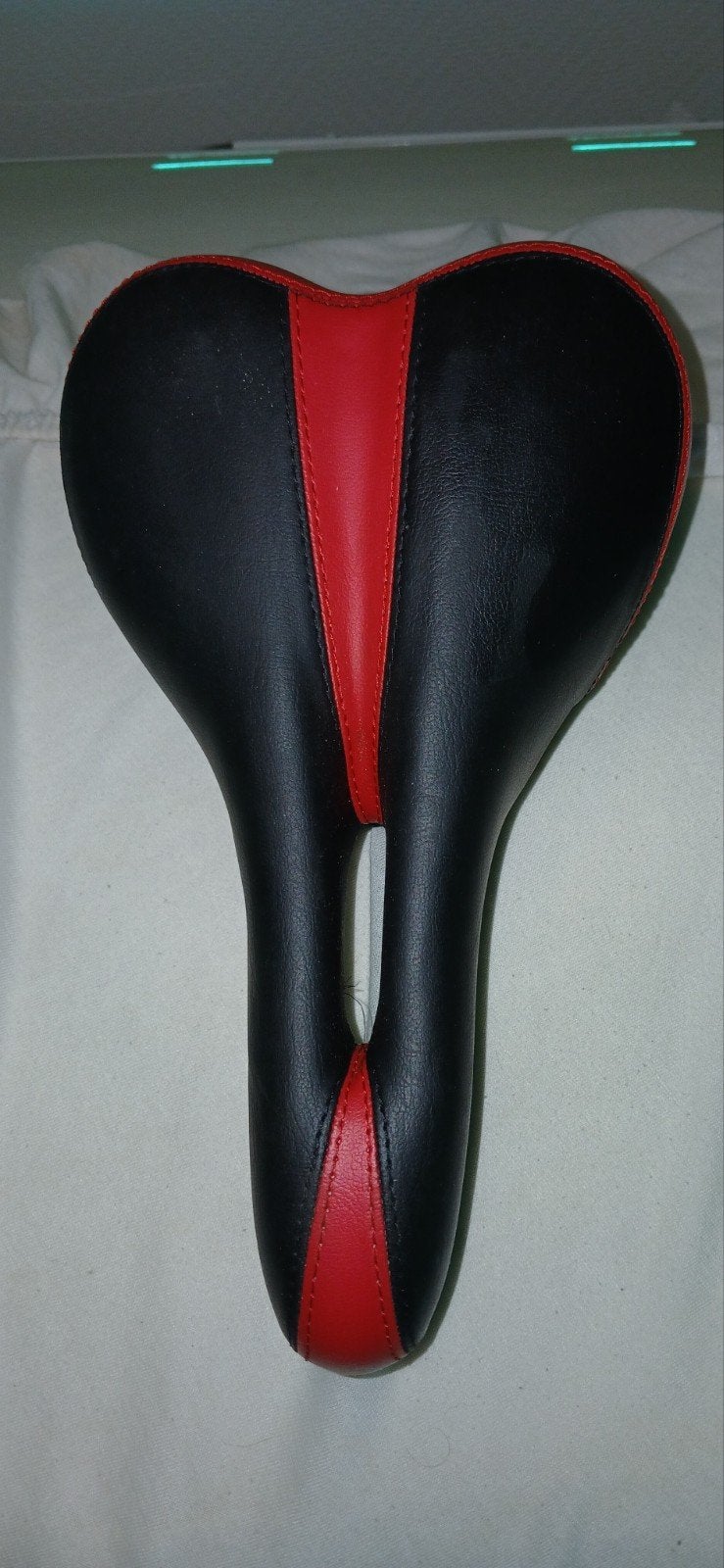 Comfortabel fietszadel zwart/rood - Zo goed als nieuw, Ophalen, Mountainbike, Gebruikt, Onbekend