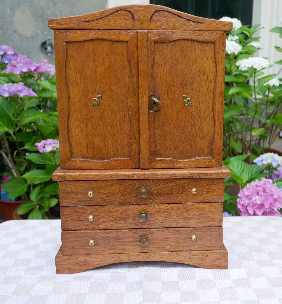 vintage miniatuur kastje / kabinetje en popjes, Antiek en Kunst, Ophalen of Verzenden