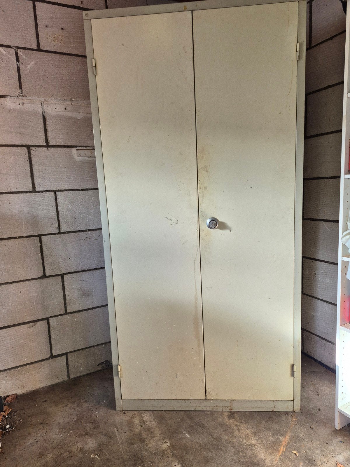 Metalen kast met slot en verstelbare schappen (m2452047261) — Kasten ...