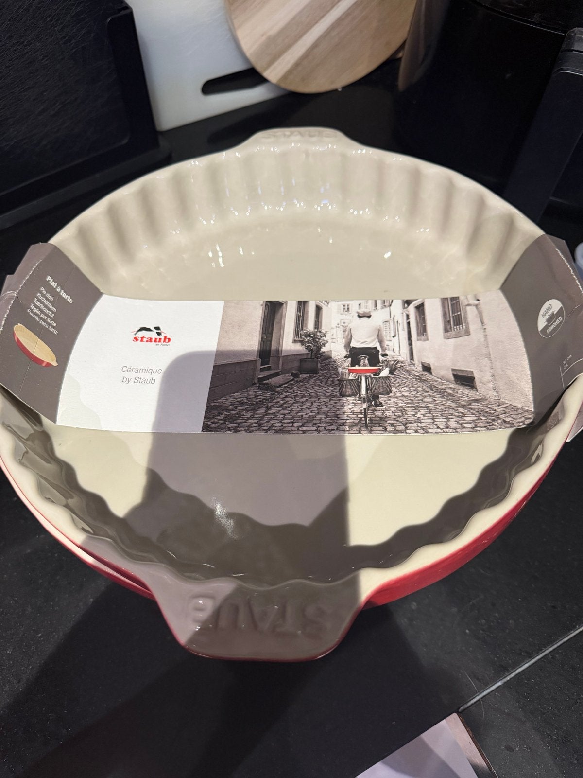 Staub Keramische Taartschaal - Nieuw, Ophalen of Verzenden, Nieuw, Steen/keramiek, Rood